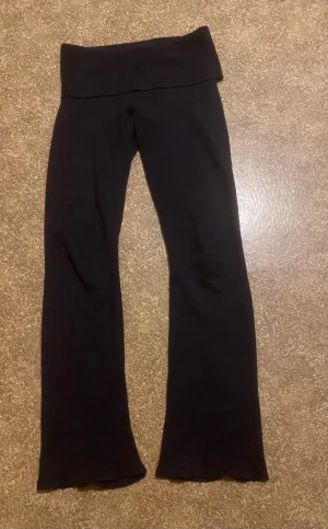 Mörkblå stickade yogapants från Gina Tricot - Mysiga blåa mjukisbyxor från Gina Tricot med bred mudd i midjan och lätt utsvängda ben. Så sköna!! Jag köpte de på vinted med säljer eftersom de var för långa. Storlek 158/164. Kom gärna med prisförslag!