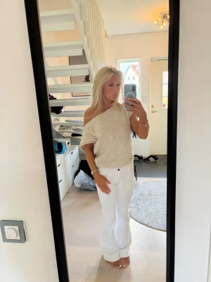 Vita lågmidjade jeans från subdued  - Säljer ett par vita lågmidjade jeans från subdued som tyvärr är för små, de är i st 38 men som motsvarar 34 i svensk storlek. Skriv för fler bilder eller frågor 💕