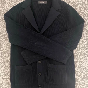 Stickad Cardigan - Blå cardigan från dressman - strl S - skön med snygg kavaj liknande krage - fungerar till allt och är varm