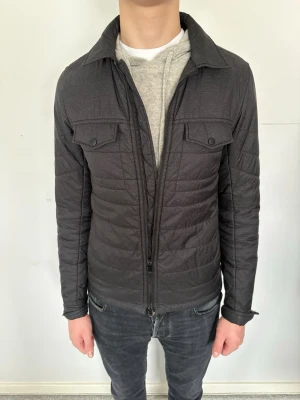 J.Lindeberg jacka - Säljer en snygg J.Lindeberg jacka som är perfekt inför våren! Bra skick!