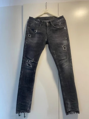 Grå dondup med slitningar  - Säljer dessa mörkgrå Dondup jeans med väldigy snygga slitningar och dessa är några av dem mest eftertraktade på marknaden just nu. Hör av dig om du vill ha fler bilder eller har funderingar//Alex closet
