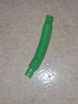 Fidget leksak - En grön pop tube i plast som kan dras ut och tryckas ihop. Tuben är räfflad och flexibel, perfekt för att skapa ljud och leka med. Passar bra som stressleksak eller för att bygga ihop med andra pop tubes. En liten defekt- se sista bild. Fungerar lika bra.