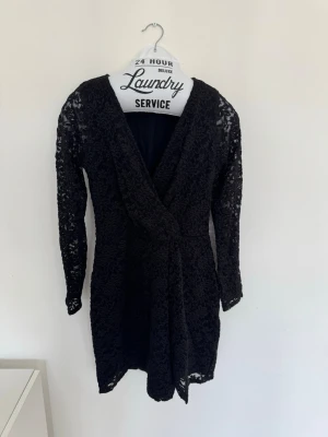 Abercrombie & Fitch - Svart spetsklänning - Säljer en svart kort spetsklänning.