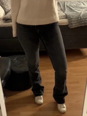 Low waist jeans - Low waist bootcut jeans från Gina Young. Strl 170 men passar mig som bär S/36💞Är 163cm lång för referens! Används ej längre men sparsamt använda. Nypris 299kr