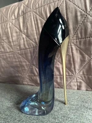 Carolina Herrera Good Girl parfym - Jag säljer parfym som på bilden. Jag rekommenderar den starkt. Var försiktig när du handlar. Returer är inte möjliga.