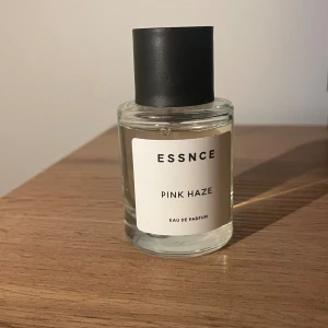 ESSNCE Pink Haze Eau de Parfum - ESSNCE Pink Haze Eau de Parfum har stått mörkt i garderob. Se mängd på bilden. TOPPNOTER  Vilda bär Mandarin Apelsin heart HJÄRTNOTER  Gardenia Jasmin Kaprifol heart BASNOTER  Karamell Mandel Vanilj Amber Sandelträ 