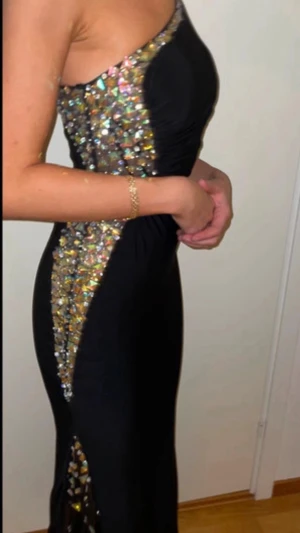 Balklänning med stenar  - Balklänning med stenar, perfekt till bal eller fest