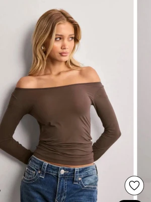 Brun långärmad topp i stretchigt material - Snygg brun långärmad topp med tight passform och stretchigt material. Endast använd 1 gång!🌟