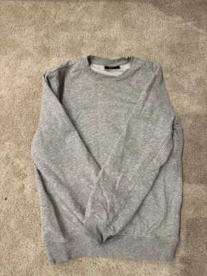 Grå sweatshirt  - Tjena! Säljer en enkel och stilren grå sweatshirt med rund hals och långa ärmar. Mycket bra skick utan defekter eller liknande 👍 priset ej fast