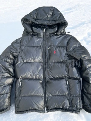 Ralph lauren jacka  - Säljer denna riktigt snygga ralph lauren jacka i storlek M. Den är använd fåtal veckor så skicket är som nytt. Kvitto finns att tillgå! Skriv vid frågor 🤩