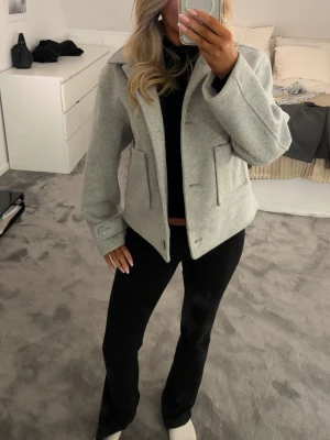 Grå kort kappa  - En jättefin grå kort kappa från lager 157 i storlek xs