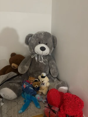 Mega stor grå nallebjörn  - Säljer en stor och supermjuk grå nallebjörn. Perfekt som dekoration i barnrum, present till någon du tycker om eller som en mysig inredningsdetalj. Nallen är i fint skick och har mest stått som prydnad. Storlek: Stor (ca 100 cm hög) ordinarie pris 1300 Kommer från ett rökfritt hem