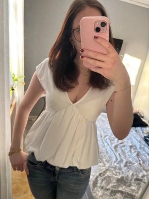 Topp🫰🏻 - En topp med en lite fluffigare nedre del. Mjuk ock skön och sval att ha på sig💕