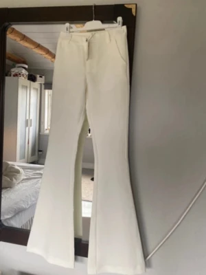 Kostymbyxor - Såå snygga, men tyvärr för långa på mig och för sent att lämna tillbaka 