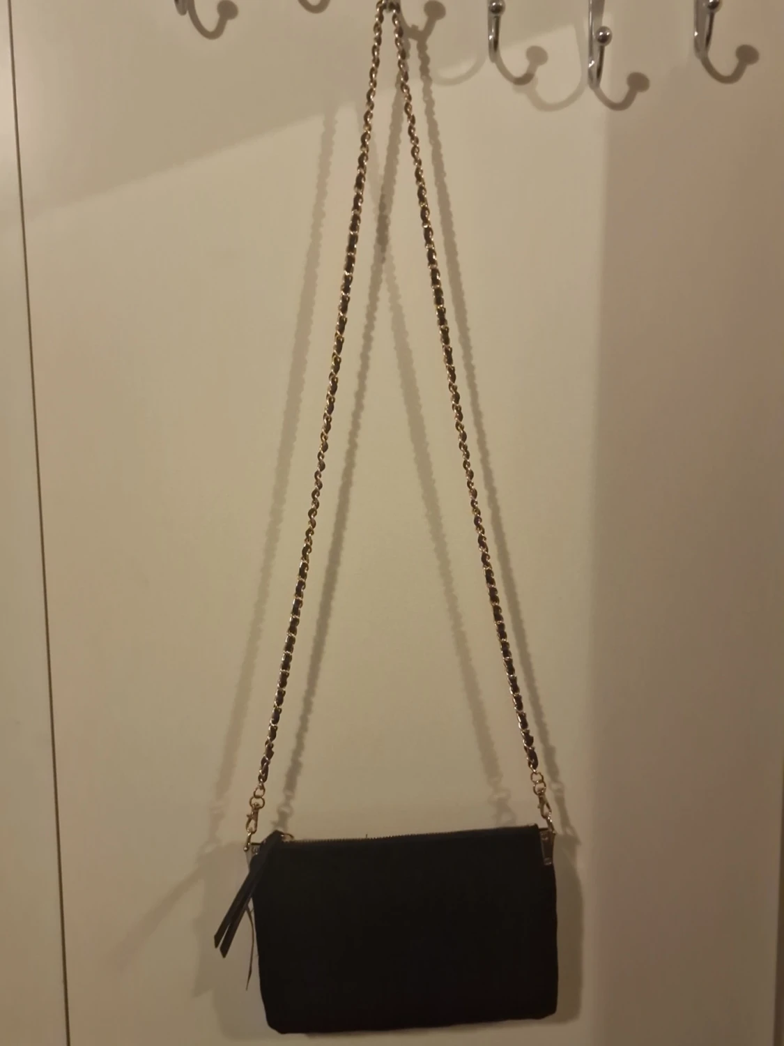 Svart axelväska med kedjerem