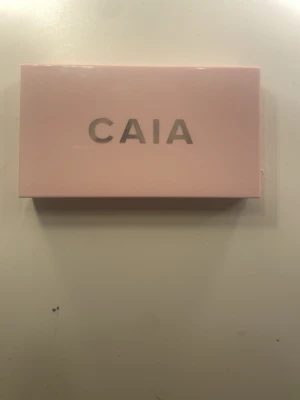 CAIA Prisma Palette Flirty - Snygg ögonskuggspalett från CAIA i modellen Prisma Palette Flirty. Paletten gar Rosa och en liten mer brun nyans . Helt oanvänd! Prisförslag går att diskuteras då jag inte är säker vad den kan kosta!!