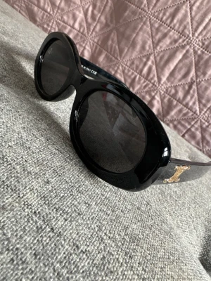 Celinę solglasögon Triomphe - Hej, jag har ett par solglasögon till salu. De är oanvända och repfria. Jag har dock inte lådan eller fodralet eftersom jag tappade bort dem. Så jag erbjuder ett lägre pris och många för snabb försäljning. Allt visas på bilderna. Var försiktig när du handlar, då returer inte är möjliga.