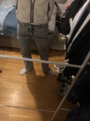 Grå tvättade jeans från Hope - Säljer ett par grå tvättade jeans från Hope med klassisk femficksmodell och raka ben. Jeansen har en snygg vintage look med slitningar och är tillverkade i bomull. Perfekta för en avslappnad och trendig stil.