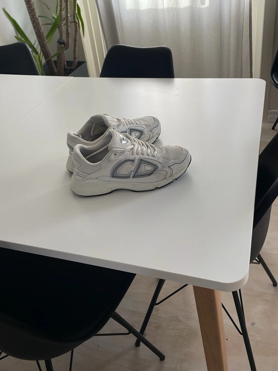 Vita Dior sneakers med grå detaljer