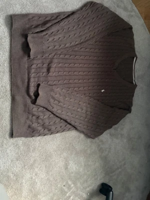 Ralph lauren  - Ralph lauren stickad tröja i färg brun med vit loga.