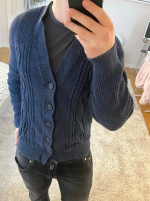 Stilren cardigan   - Cardigan | Mycket bra skick | Size - M | Pris 399 | Hör av dig vid minsta fråga eller fundering📩