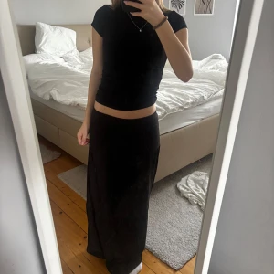 Svart långkjol  - Knappt använd. Är 164