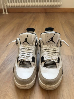 Air jordan 4 - Ett par dör snygga jordan 4 military black. Använda men i mycket fint skick och har mycket kvar att ge. Notera en liten defekt på sista bilden som inte märks. Storlek 42 men funkar 43 också.