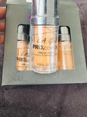 L.A. Girl PRO.coverage Foundation - L.A. Girl PRO.coverage HD foundation i nyansen beige. Ger en jämn, naturlig finish med hög täckning och lystergivande effekt. Kommer i en genomskinlig plastflaska med pump, 28 ml. Perfekt för dig som vill ha en flawless bas med glow. Sand färg 3sat 100 kr