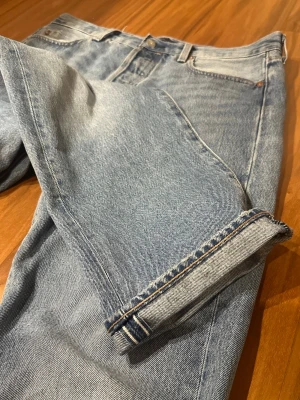 Selvedge Levi’s 501 made and crafted jeans  - Hej! Nu finns dessa Selvedge Levi / Levi’s 501 jeansen till salu från deras premium made and crafted kollektion. Dem är i topp skick och i storleken 34/32, midje måttet är ca 45 och ytter ben längden ca 108. 