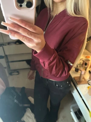 Vin röd bomberjacka  - Vin d bomberjacka som är lite tjockare perfekt till sommar å till våren❤️
