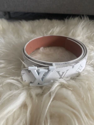 L bälte i vitt - Säljer L bälte i vitt 