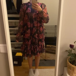 Blommig volangklänning  - Pris kan såklart diskuteras! 💕Storlek 158-164,men passar xs-s.