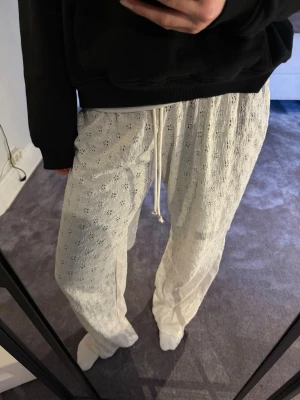 Mönstrade byxor  - Vita flarebyxor! 