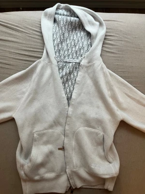 Clean vit hoodie - En clean vit hoodie som jag säljer på grund av att den är för liten på mig 