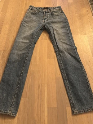 Neuw denim ray straight blå - Tja! Säljer ett par Neuw denim ray straight i storlek 28/32 i en fin ljusblå färg. Jeansen är använda 1-2 gånger och är nästan i nyskick! Stilrena jeans med en rak passform som går att använda till det mesta. Nypris på dessa ligger kring 1000kr😄 