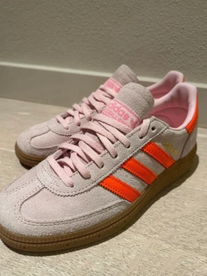 Rosa Addidas sko  - Ljus rosa addidas sko med orangea detaljer!! Storlek 36 använda en gång så typ helt nya pågrund av att de var i fel storlek. Superfina till sommaren!!