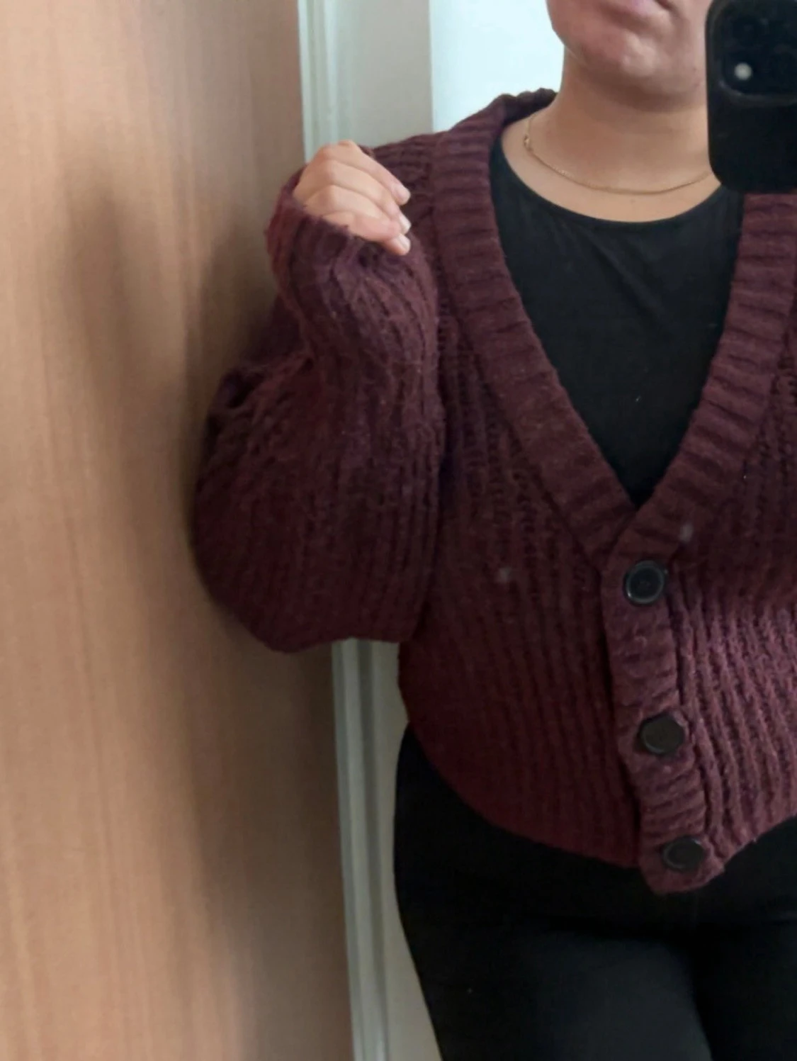 Vinröd chunky kofta med stora knappar