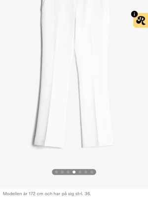 Bikbok kostymbyxor  - Snygga vita kostymbyxor ifrån bikbok. Modellen är Vera. Byxorna har använda cirka två gånger så nästan nya💕