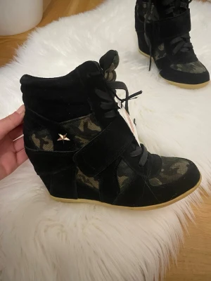 Isabelle Marant liknande skor, helt oanvända, pris diskuteras gärna!! - Säljer dessa skor som liknar Isabelle Marants, de är helt oanvända. Storlek 37. Köpta för 599kr men säljer för 450kr men priset kan jätte gärna diskuteras, det är bara att skriva!