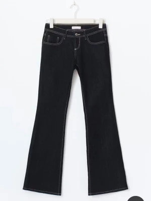 Svarta bootcut jeans med kontrastsömmar - Säljer dessa populära jeans från ginatricot som endast är använda 1 gång. Uppsprättade längst ner o passar mig bra i längden som är 160 cm. Skriv för mer bilder 💕