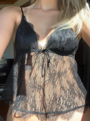 Victoria Secret topp - Säljer en svart spets topp från Victoria Secret, endast testad. Lappar finns kvar. Pris går att diskutera vid snabb affär!🖤