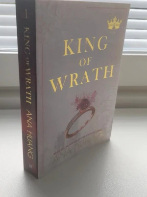 King of Wrath av Ana Huang - Kärleksfull pocketbok,  'King of Wrath' av Ana Huang. Boken är på engelska och är perfekt för dig som gillar romantisk och dramatisk skönlitteratur! Har stått orört i bokhyllan efter att ha läst boken en gång✨