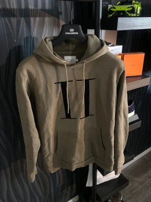 Les Deux hoodie - Olivgrön hoodie ifrån les Deux.  Storleken passar medium.  Bara att höra av sig vid frågor eller funderingar