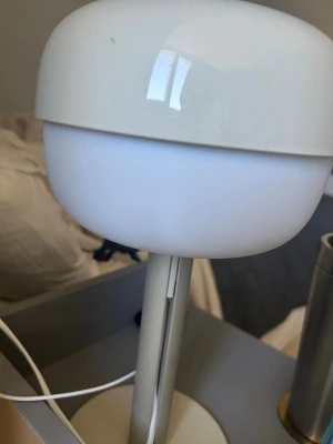 Vit bordslampa i modern design - Säljer en stilren bordslampa 