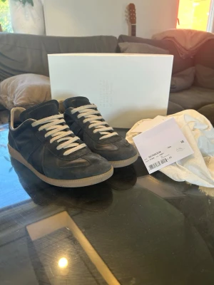 Maison Margiela sneakers - Säljer dessa skor från masion margiela. De är i bra skick. Har kvar tag från farfetch👍. Skriv gärna vid minsta lilla frågade🤙. Pris är ej spikat🔨