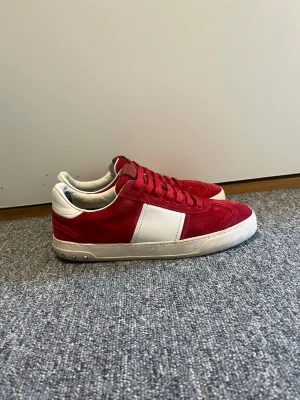 Valentino flycrew  - Snygga flycrew i storlek 40 men sitter mer som 41-41,5. Alla nitar såklsrt