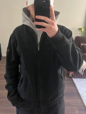 Harley Davidson Spring Jacket - - Är i samma skick som när den köptes secondhand - Perfekt jacka till våren - Har vanligtvis storlek S och är 180 lång