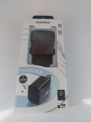 SENZHEN 200W USB-C snabbladdare - Kraftfull svart SENZHEN laddare med USB-C och USB-A port, stödjer upp till 200W snabbladdning och Power Delivery. Perfekt för att ladda mobil, surfplatta eller laptop. Kompakt design i plast, enkel att ta med överallt.