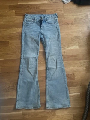 Lågmidjade jeans - Jättesnygga!! Inga defekter, använda ett fåtal gånger och säljer då de är lite små på mig 💕