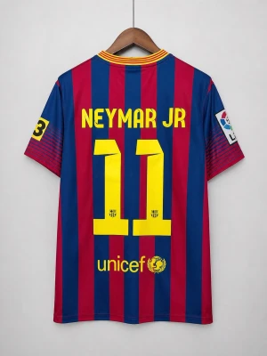 Barcelona Neymar Jr matchtröja - Säljer en officiell FC Barcelona matchtröja från Nike med Neymar Jr och nummer 11 på ryggen. Tröjan har blå och röda vertikala ränder, gula detaljer och klubbmärke på bröstet. Tillverkad i lätt och ventilerande material med Dri-FIT-teknologi.